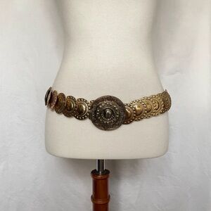 Chic Gold Women's Belt with Ornate Design